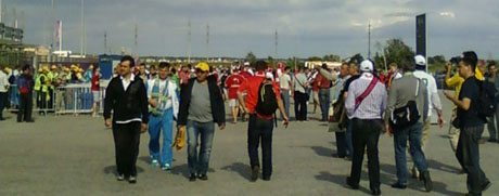 Болельщики возле стадиона во Львове