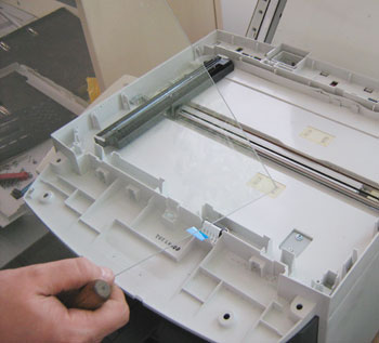 Снимаем защитное стекло принтера